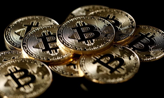 Đồng tiền mô phỏng Bitcoin. Ảnh: Reuters