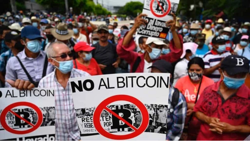 Người dân El Salvador biểu tình chống Bitcoin. Nguồn ảnh: Financial Times